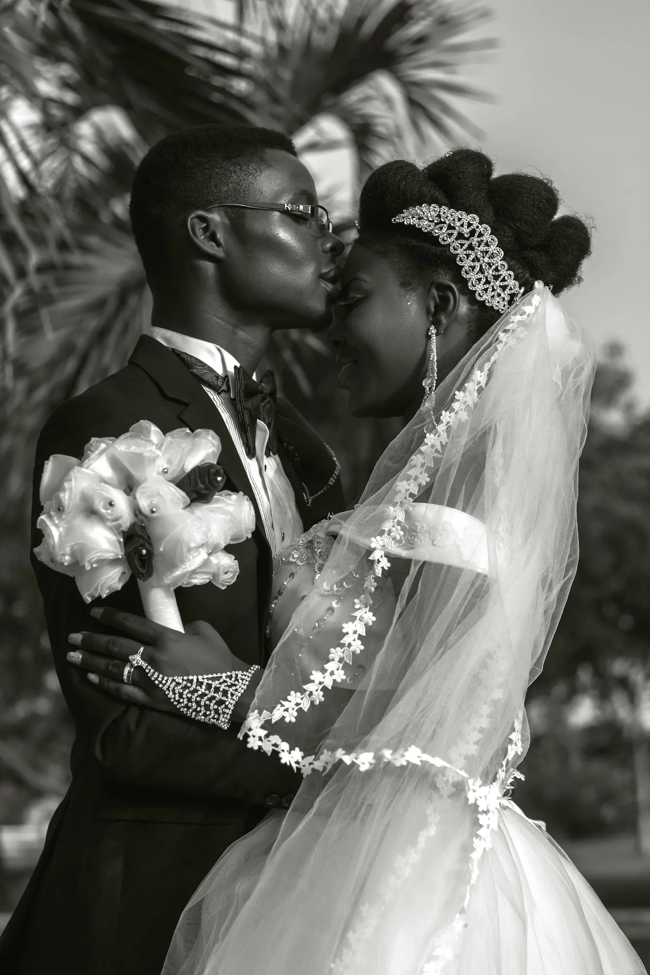 The couple kissing under the veil, black and white