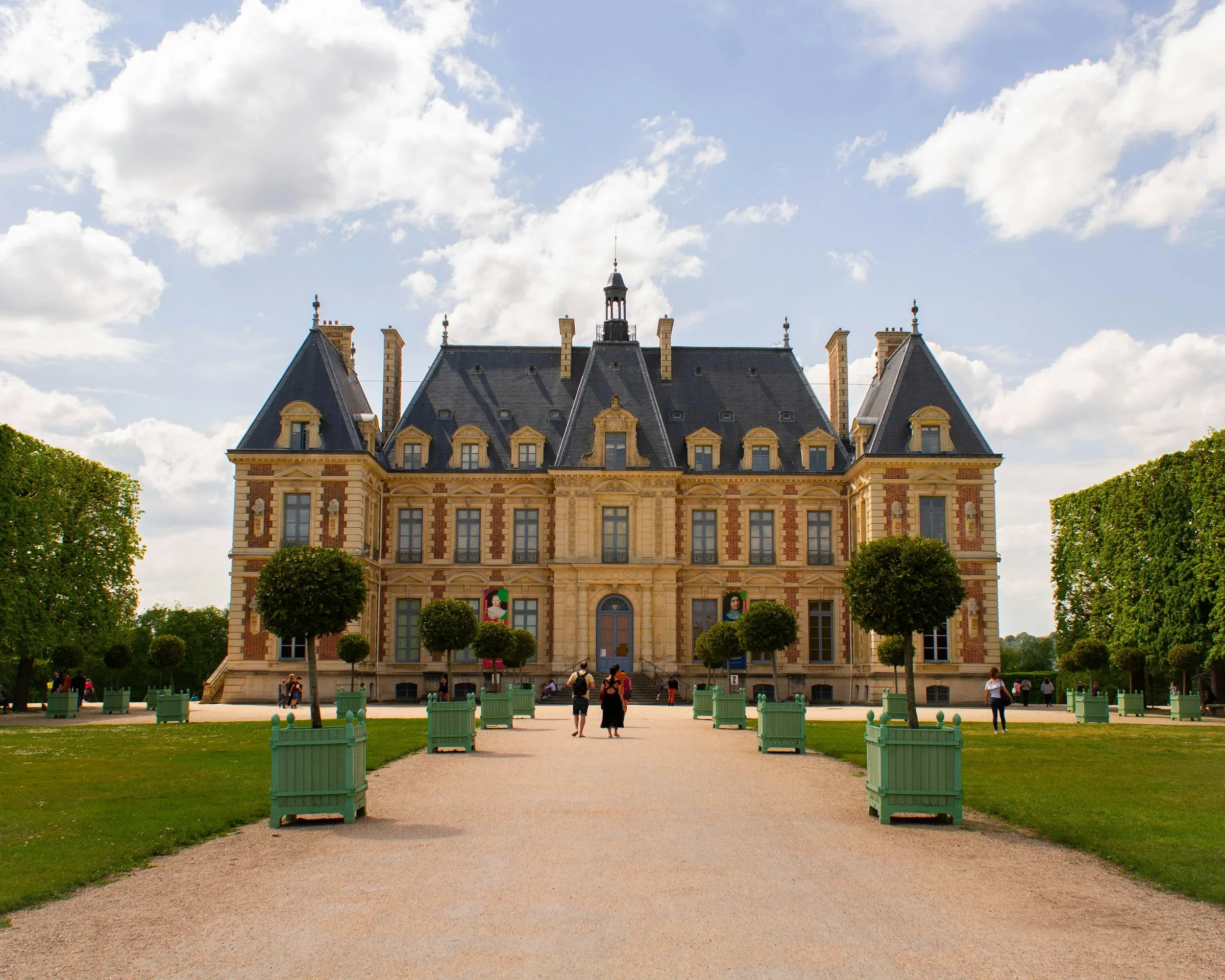 Château and its main avenue lined with potted orange trees