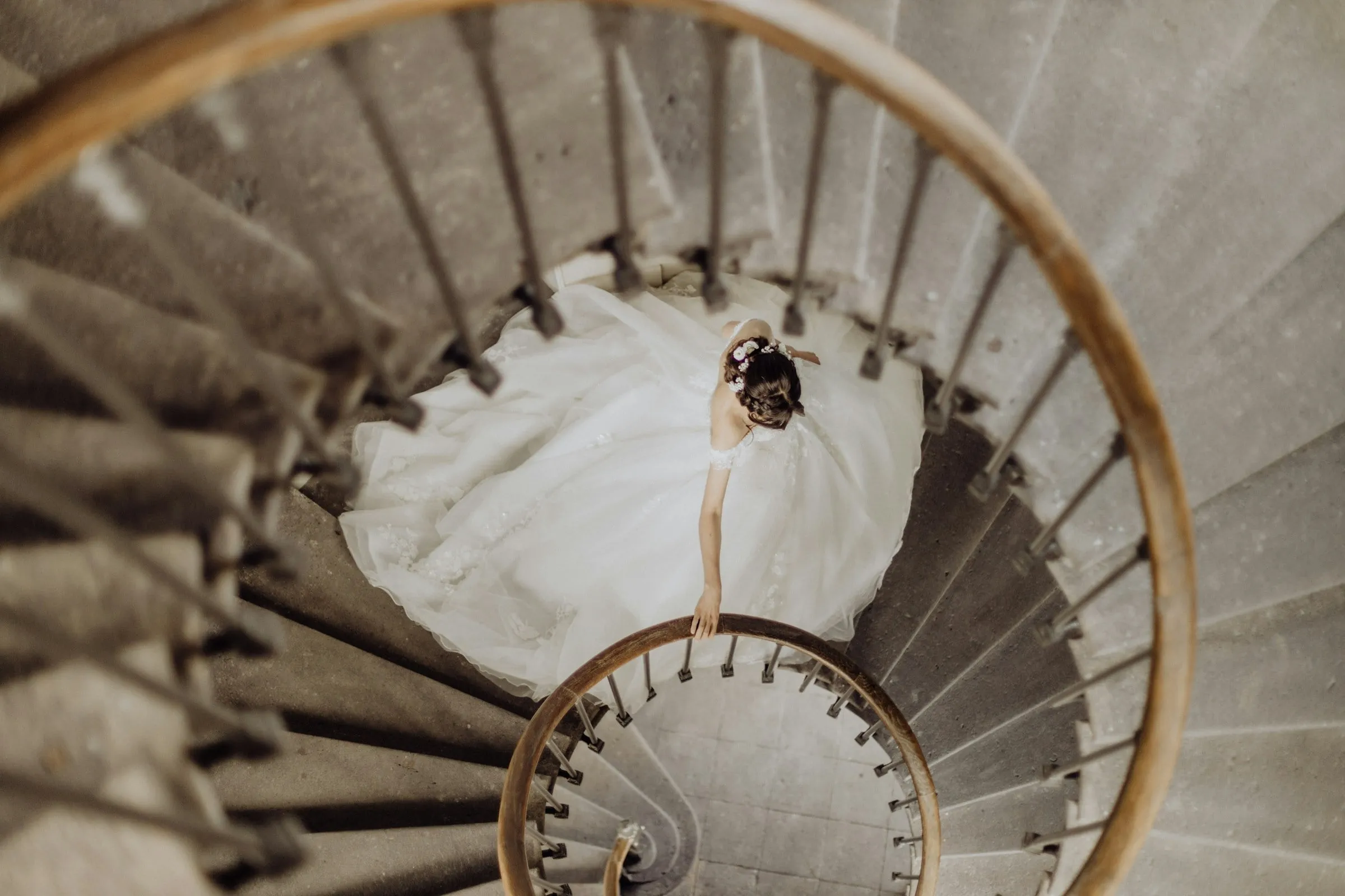The bride seen from above on a spiral staircase