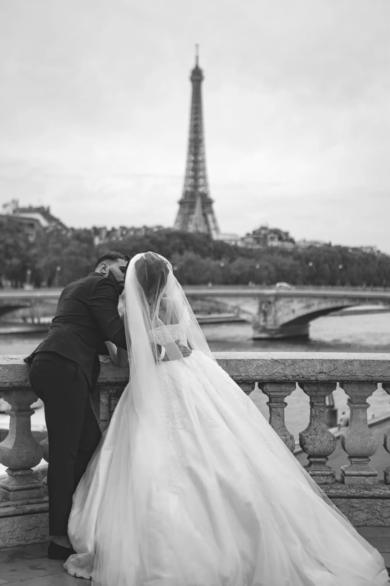 The bride facing the Eiffel Tower, black and white